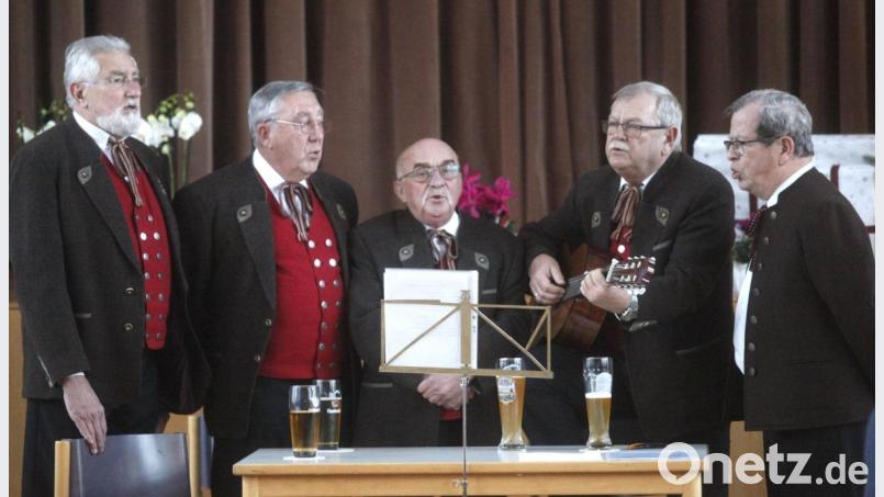 Die Klardorfer Sänger treten seit 50 Jahren auf. Ihnen gehören (von links) Franz Rohrwild, Manfred Dirscherl, Manfred Scheibl, Georg Meier und Rudi Meier an. Bild: Hirsch