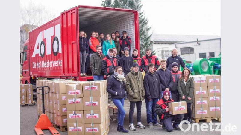 Die Horn-Azubis unter der Leitung der Jugend- und Auszubildendenvertretung (JAV) beim Verladen der 135 Hilfspakete, die an die Weihnachtstrucker weitergeleitet werden. Ludwig Wüst nahm die Päckchen als Fahrer der Weihnachtstrucker dankend entgegen. Bild: exb