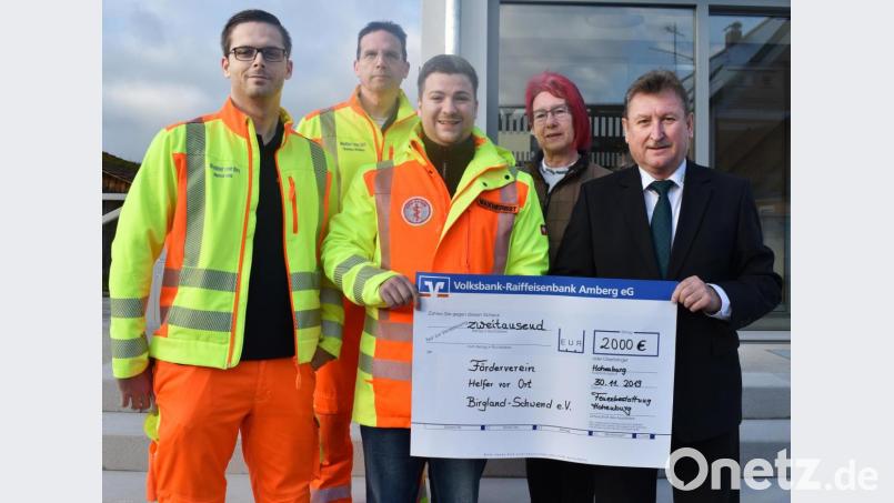 Bei der Spendenübergabe vor dem Rathaus in Illschwang (von links): Marco Götz, Thomas Renner, Maximilian Herbst (alle Helfer vor Ort) sowie Hedwig und Hermann Weiß. Bild: no