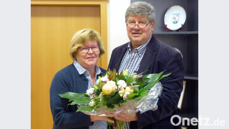 Bürgermeister SMartin chregelmann gratuliert Gemeinderätin Renate Müller zum 60. Geburtstag. Bild: fsb