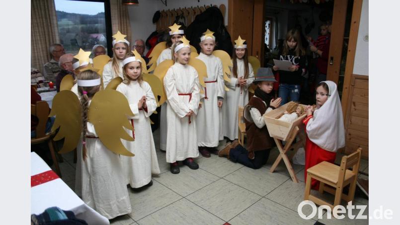 Mit einem Krippenspiel begeisterten zahlreiche Kinder bei der Adventsfeier der Seniorenvereinigung Friedenfels. Bild: roh