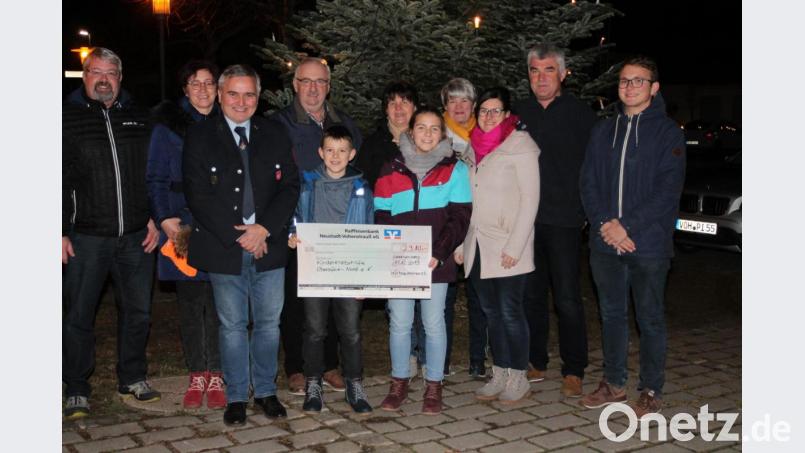 Herbert Putzer (Vierter von links) freut sich über den von Anna und Max übergebenen symbolischen Scheck über 2910 Euro. Bild: pi