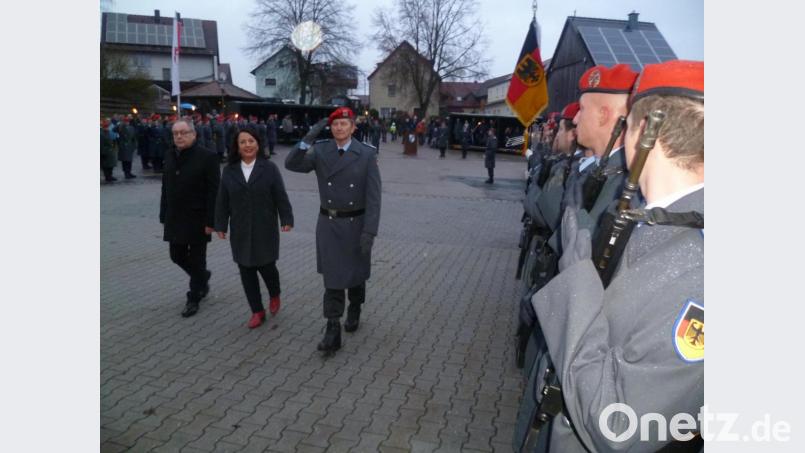 Zusammen mit (von links) stellvertretendem Landrat Hans Kummert und Bürgermeisterin Alexandra Sitter schritt der Kommandeur des Gärmersdorfer Logistikbataillons 472, Oberstleutnant Sebastian Erbe, am Ammerthaler Dorfplatz die Front der angetretenen Soldaten ab. Bild: usc