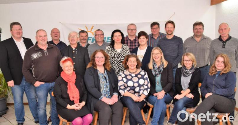 Die Freien Wähler Bechtsrieth/Trebsau treten bei der Kommunalwahl an und stellen mit Petra Baierl (sitzend dritte von links) eine Bürgermeisterkandidatin. Bild: fz