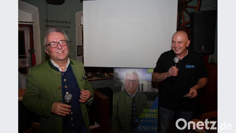 Für Dutz war es kein Problem die ihm auf Bierdeckeln gestellten Fragen zu beantworten. Von Martin Hecht (rechts) nach den Lottozahlen am Samstag befragt, musste Dutz aber passen. Bild: wro