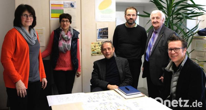 Die seit Jahren ausgesprochen gute Zusammenarbeit und das Vertrauensverhältnis zwischen der Baugenossenschaft " Eigenheim " und den Vertretern der Regierung der Oberpfalz setzte sich in diesen Tagen fort. Vorstandsvorsitzende Marika Mauerer und Berater Fred Lehner verhandelten mit Architekt, Diplomingenieur Uwe Reil von der
SHL Weiden, über die öffentliche Förderung des geplanten Wohnhausprojekts in Plankenhammer wo zehn barrierefreie Mietwohnungen gebaut werden sollen, Während des Gesprächs wurde auf Vorschlag von Baudirektor Albert Dischinger der Name des Projekts " Plankenhammer - Floßleite " festgelegt. BIld: von links: Vorstandsvorsitzende Marika Mauerer, Regierungsamtsfrau Alexandra Stetzuhn, Leitender Baudirektor Manfred Ahles, Baudirektor Albert Dischinger, Berater Fred Lehner und Architekt Uwe Reil. Bild: le