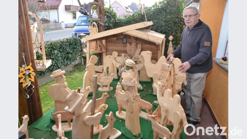 Seine selbstgefertigte Holzkrippe wird von Jahr zu Jahr größer auf der Terrasse aufgebaut. Rudolf Götz lässt seinen schreinerischen Fähigkeiten freien Lauf bei der Gestaltung. Am Mittwoch feierte der agile Senior seinen 80. Geburtstag. Bild: dob