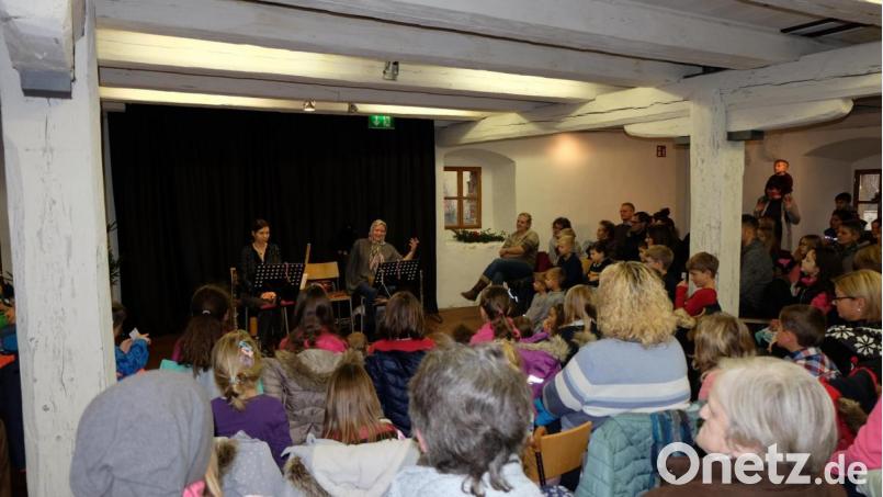 Voll besetzt war der Zehentkasten, als zwei Musikpädagoginnen am Sonntag Nachmittag das musikalische Hörspiel &quot;Die kleine Hexe&quot; den vielen Kindern mit ihren Familien präsentierten. Bild: Stefanie Gradl