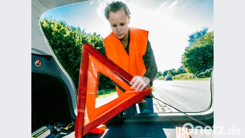 Nach einem Unfall zuerst die Gefahrenstelle mit einem Warndreieck absichern. Bild: Markus Scholz/dpa-tmn