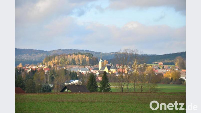 Als Schulstandort, Bergbaugemeinde und Sitz mindestens einer Arztpraxis kann Waidhaus der Zukunft nun noch gesicherten entgegen sehen. Bild: fjo