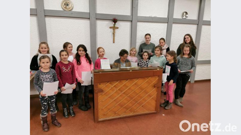 Der für die Kinderchristmette neu gegründete Kinderchor mit Organistin Martina Brenner und Solosängerin Anna-Lena Klug (rechts). Bild: gz