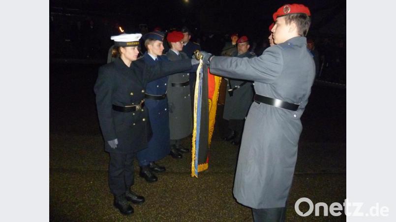 Stellvertretend für die 22 Rekruten legten sechs Soldaten des Logistikbataillons 472 an der Truppenfahne ihr Gelöbnis oder ihren Diensteid ab. Bild: usc