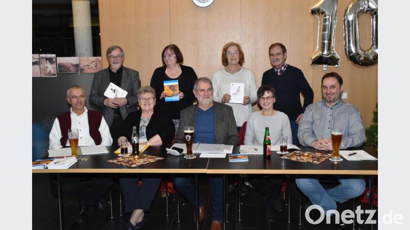 Die Mundart-Poeten Wolfgang Leo Bäumler, Christa Haubner, Günter Weber, Gertraud Mois und Markus Keßler (sitzend von links) mit den Vorstandsmitgliedern des &quot;Café Mitte&quot; Veit Wagner, Martina Lang, Roswitha Schunk und Wolfgang Lindner. Bild: hcz