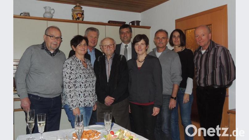 Max Reiter (vorne, Mitte) feiert 95. Geburtstag. Familie, Vereinsvertreter und Bürgermeister Edgar Knobloch (hinten, Mitte) geben sich am Ehrentag ein Stelldichein. Bild: mor