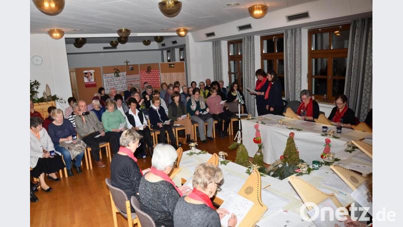 Das Gesangsduo &quot;Petra &amp; Ramona&quot; (stehend) hat bei der gemeinsamen Veranstaltung von Veeh-Harfen-Gruppe und katholischem Frauenbund Premiere. Bild: fjo