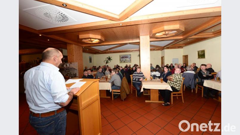 Bürgermeister Max Völkl berichtet ausführlich über das gemeindliche Geschehen im zurückliegenden Jahr und gibt Antworten auf Fragen aus dem Zuhörerkreis. Bild: bey