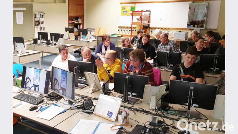 Die Senioren konnten von den Jungen einiges in Sachen Smartphone lernen. Bild: njn