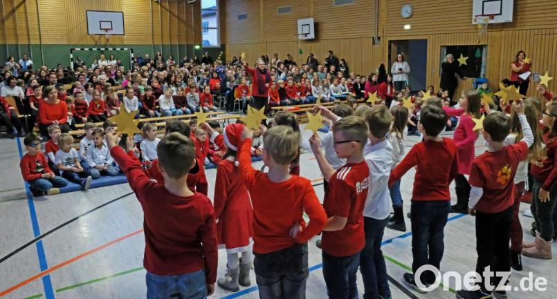 Die Klasse 2a führt die Bewegungsgeschichte &quot;Mein Weihnachtsstern&quot; auf. Bild: twi