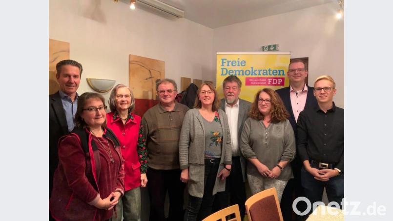 MdB Ulrich Lechte (Zweiter von rechts) unterstützt die FDP-Kreistagskandidaten Lorenz Scherer, Martina Strauch, Anna Pietz, Hans Pietz, Mathilde Wilka, Wolf-Dieter Grahn,
Janette Stopkova und Tobias Koller (von links). Bild: exb/Gramlich
