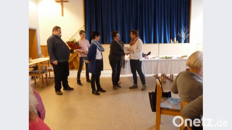Rosi Sammet (Zweite von rechts) bekam von Bezirksvorsitzender Cornelia Schreffl (rechts) die goldene Ehrennadel für ihre treuen Dienste überreicht. Pfarrer Hubert Bartel (von links), Anke Neumann und Helene Kraus gratulieren. Bild: wrm
