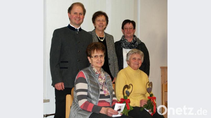 Elisabeth Birner und Ida Hofweber wurden für 40 Jahre Treue geehrt. Bild: agr