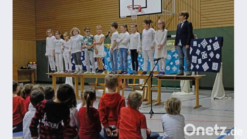 „Mission weiße Weihnacht“ hieß das kleine Theaterstück der „AG Bühne&quot;, das die Kinder vorführten. Bild: twi