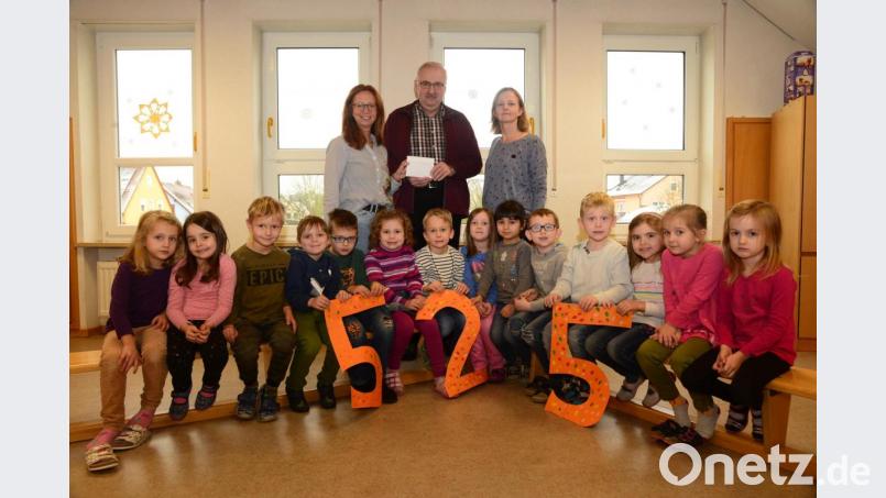 Die Vorschulkinder, Kinderhausleiterin Iris Widmann (links) und Stellvertreterin Angelika Feige (rechts) überreichen dem Vorsitzender der Kinderkrebshilfe in der Region Oberpfalz-Nord, Herbert Putzer, eine Spende von 525 Euro. Bild: bey