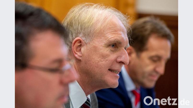 Clemens Prokop (Mitte), leitender Oberstaatsanwalt, spricht während der Pressekonferenz zu den aktuellen Entwicklungen im Todesfall Maria Baumer. Links Staatsanwalt Thomas Rauscher, rechts der Regensburger Kripochef Harald Wiesenberger. Bild: Armin Weigel, dpa