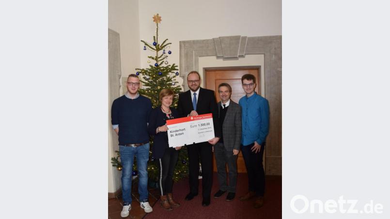 Für Kinderhort-Leiterin Gabriele Ertl und ihr Team ist fast schon Weihnachten: Gemeinsam mit Stadtpfarrer Markus Schmid (Zweiter von rechts) erhalten sie von Landrat Andreas Meier einen Scheck für die Einrichtung. Bild: exb