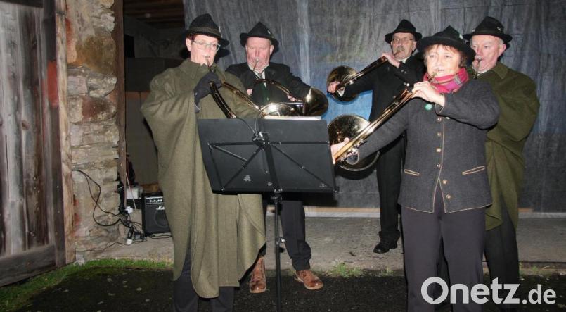 Das etwas andere Adventsfenster begleiteten vorweihnachtliche Weisen, die von der Parforcehorn-Gruppe „Hohes Fichtelgebirge“ vorgetragen wurden. Bild: wro