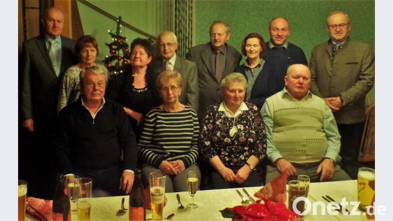 Bürgermeister Rudolf Götz und sein Vize Gerhard List (stehend von rechts) feiern mit den goldenen Ehejubilaren im Gasthof Weißer Schwan. Josef und Irmgard List, Frieda und Erwin Kunkel (sitzend von links), Karl und Ursula Prösl, Frieda und Oskar Krauß sowie Friedrich und Gunda Hermann (stehend, von links) blicken zusammen auf 500 Ehejahre zurück. Bild: jml