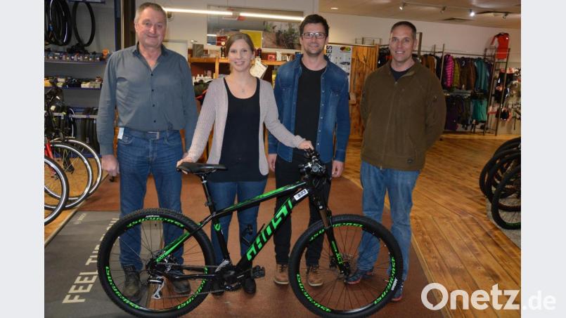 Marion Kreuzer gewann den Hauptpreis der „Kopf hoch“-Weihnachtsverlosung, ein nagelneues Ghost-Mountainbike. Bei der Übergabe mit dabei waren (von links) „Kopf-hoch“-Vorsitzender Edgar Wenisch, sein Stellvertreter Wolfgang Pötzl und Stefan Persing von der Bike-Station Waldsassen. Bild: jr