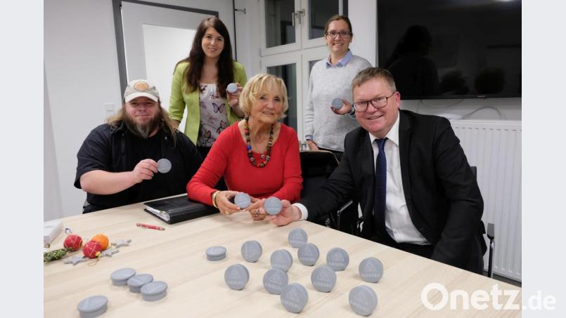 Oberbürgermeister Michael Cerny (rechts) übergibt Taschenaschenbecher an den Arbeitskreis Familie und Gesundheit mit seiner Vorsitzenden Karin Meixner-Nentwig Bild: Stadt Amberg, Thomas Graml/exb