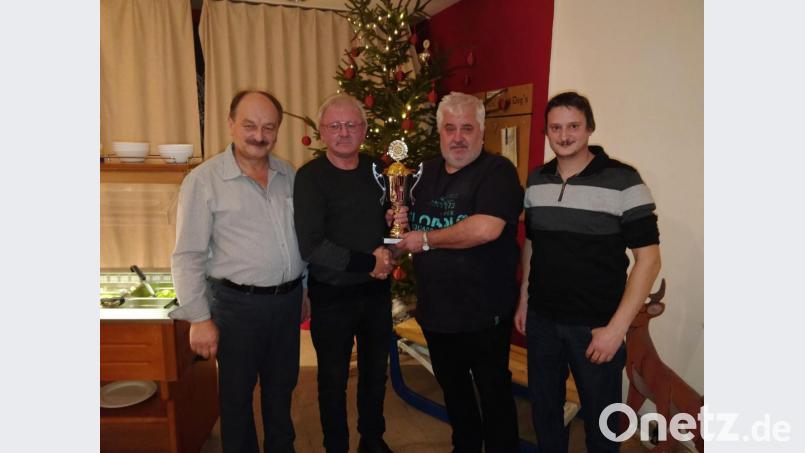 Der Vorsitzende Josef Kleber dankte Pokalspender Franz Berger und gratulierte Martin Forster zum Pokalsieg (von links). Dem Dank und der Gratulation schloss sich zweiter Vorsitzender Matthias Riedl an. Bild: gz