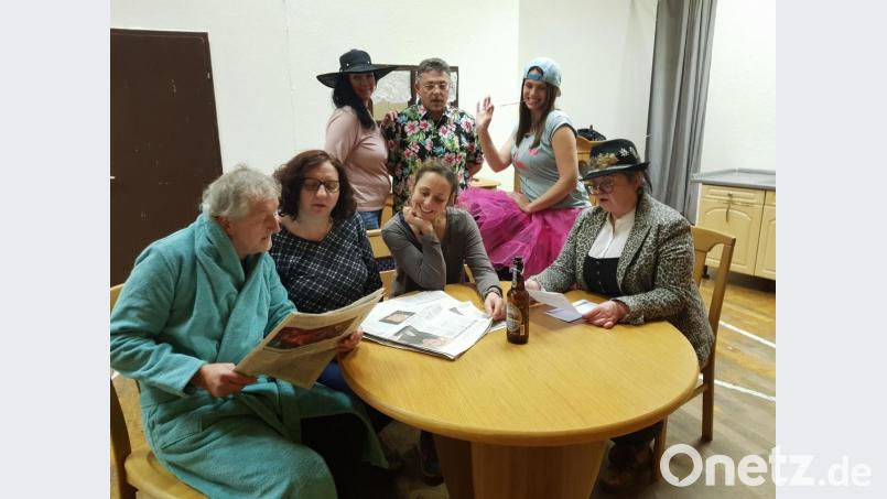 Die Theaterfreunde Moosbach präsentieren am 28. und 29. Dezember in der Turnhalle das Lustspiel „Das verflixte Klassentreffen“. Bild: gi