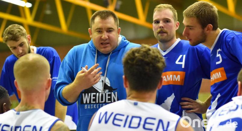Roman Lang (Dritter von links), Trainer der Hamm Baskets Weiden, warnt seine Spieler davor, die DJK Eggolsheim als Schlusslicht der Bayernliga Nord zu unterschätzen. Bild: A. Schwarzmeier