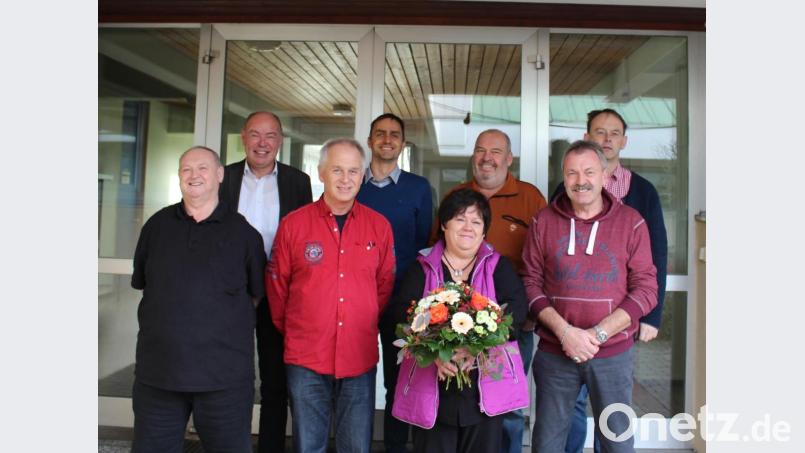 Bei der Ehrung (von links): Roland Fellner, Bürgermeister Roland Strehl, Werner Bauriedl, Alexander Greiner, Christine Michallok, Norbert Gradl, Heinz Henky und Wolfgang Roggenhofer. Bild: Gemeinde Kümmersbruck