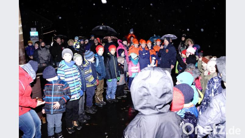 Alexander Danzer von den Feuerdrachenbändigern verabschiedete sieben Feuerdrachen zu den drei Jugendfeuerwehren der Gemeinde. Ihre Schutzanzüge durften sie schon mit Stolz tragen. Bild: bkr
