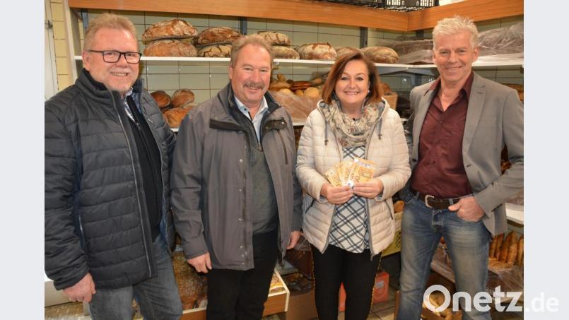 Die drei SPD-Stadträte Gerhard Greim, Johann Brandl und Manfred Sommer (von links) überreichten an Tafel-Vorsitzende Nicole Fürst 300 Euro. Bild: jr