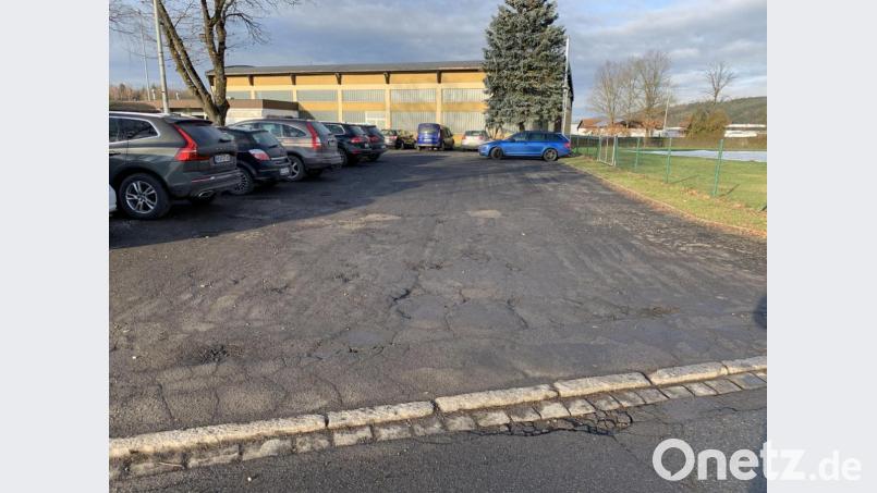 Wie eine bessere Teststrecke für Stossdämpfer mutet der Parkplatz vor dem Sportgelände an. Jetzt soll er für 35000 Euro saniert werden. Der Gemeinderat gewährt dem Sportverein einen Zuschuss über 5000 Euro. Bild: adj