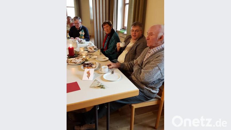 Pater Adrian Kugler (Zweiter von rechts) lauscht zusammen mit Annemarie Prüschenk-Wiesnet (links daneben) und den anderen Besuchern den Weihnachtsweisen. Bild: hzi