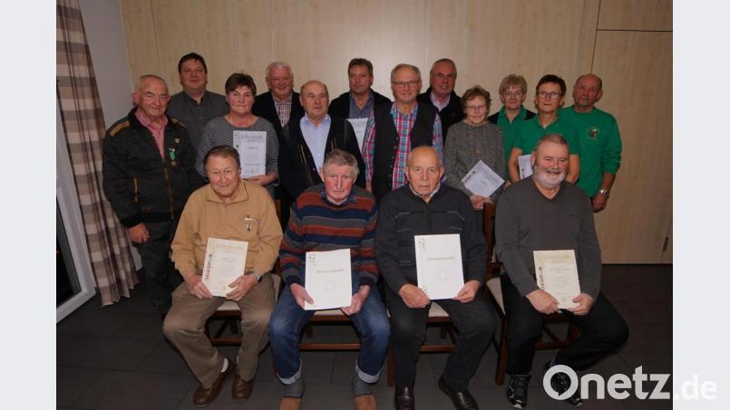 Stellvertretender Kreisvorsitzender Josef Götz (links) konnte gemeinsam mit Bürgermeister Christian Ziegler (Zweiter von links) und Vorstand Manfred Götz (rechts) Mitglieder für 50, 40 und 25 Jahre ehren. Bild: nib