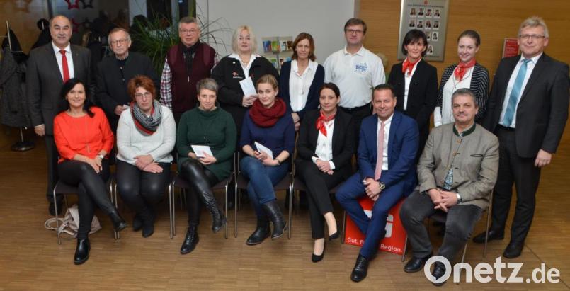 Vereine aus Leuchtenberg, Tännesberg und Waldthurn erhalten Spenden der Sparkasse. Die Vorstände Josef Pflaum (links) und Gerhard Hösl (vorne, Zweiter von rechts) sowie Bürgermeister und stellvertretender Aufsichtsratsvorsitzender Andreas Wutzlhofer (sitzend, rechts) verteilen die finanziellen Gaben. Bild: dob
