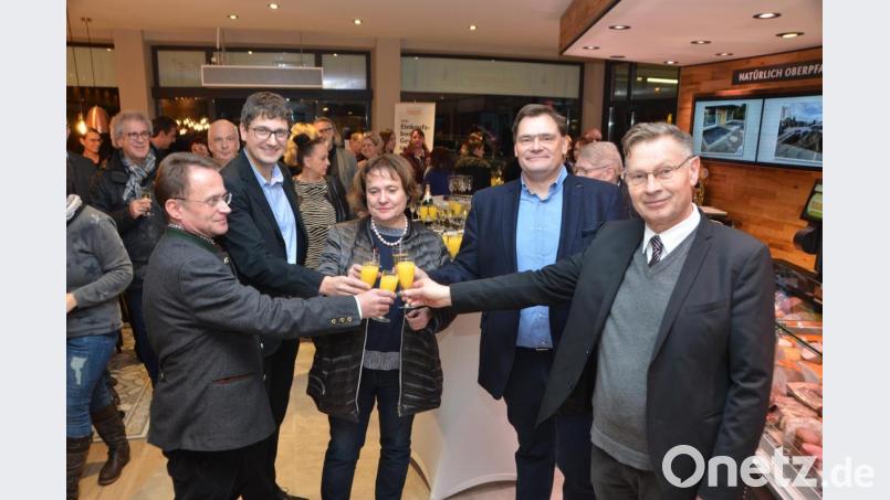 Dekan Alexander Hösl, zweiter Bürgermeister Uli Münchmeier, Carolin Hausner, Alexander Hausner und Stadtpfarrer Dieter Schinke (von links nach rechts) stoßen auf den gelungenen Umbau an. Bild: dob