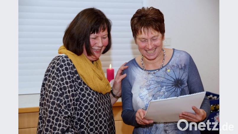 Bezirksvorsitzende Elke Burger (li) zeichnete Vorsitzende des örtlichen Zweigvereins Renate Hirschmann mit der Goldenen Ehrennadel aus. Bild: bkr