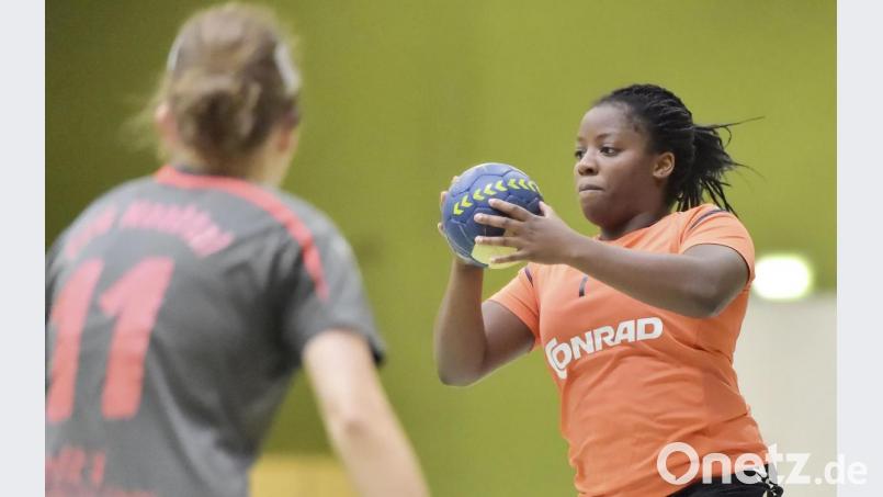 Bei der Niederlage gegen die SG Regensburg wurde Jesula Thomas (rechts) schmerzlich vermisst. Im Derby gegen den HC Weiden ist die Top-Torjägerin der HG Amberg wieder mit dabei. In ihren sieben Spielen erzielte sie 55 Treffer – im Schnitt 7,86 pro Partie. Bild: Hubert Ziegler , Ziegler