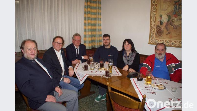 Bei der Jahresabschlussfeier blickte die Rotkreuzgemeinschaft Schönsee auf ein arbeitsreiches Jahr. Im Bild (von links) Ausbilder Josef Kreuzer, Landkreis-Bereitschaftsleiter Willi Klein, Hans Eichstetter, Johannes Seiler, Bürgermeisterin Birgit Höcherl und Josef Sperl, zuständig für Altkleidersammlung im Schönseer Land. Bild: mmj