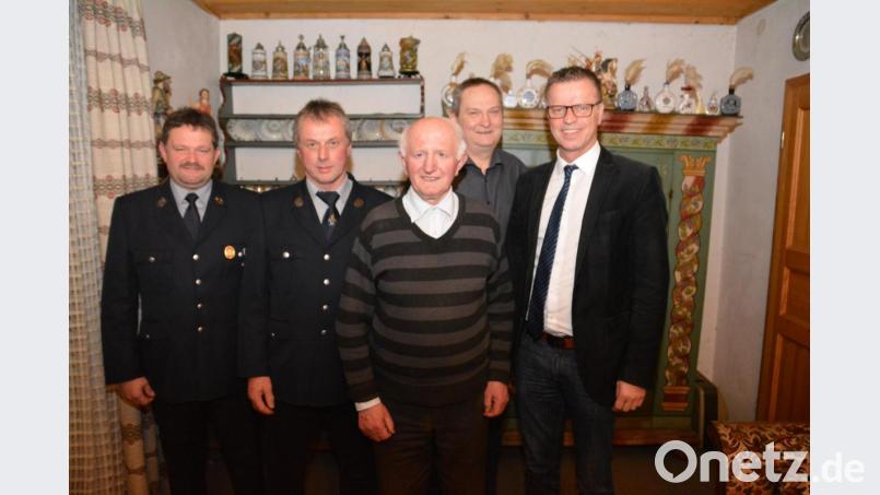 Einige der Gratulanten beim 80. Geburtstag von Georg Luber (Mitte) waren (v. li.) die Vorstände der örtlichen Wehr, Thomas Kummer und Bernhard Wisgickl, der Neffe des Jubilars, Stadtrat Josef Luber und Bürgermeister Hermann Falk. Bild: fdl