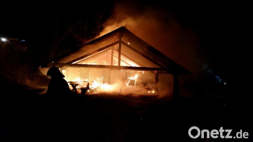Das Feuer zerstört am Donnerstagabend gegen 18 Uhr das komplette Kiosk-Gebäude im Kurpark Gruberbachtal. Bild: dob