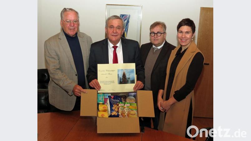 Über 50 Pakete für Hilfsbedürftige freuen sich (von links): Helmuth Wächter, Oberbürgermeister Kurt Seggewiß, Wolfgang Holmeuer und Sabine Dippold. Bild: Dobmeier